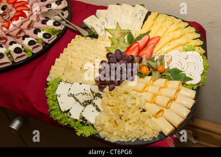 Assiette de fromages avec grappe de raisins Banque D'Images