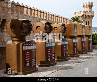 Ligne de bacs de recyclage public métal en Majorque Banque D'Images