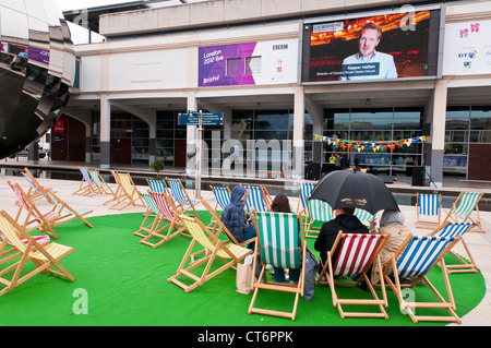 Les gens s'amuser malgré le mauvais temps dans Millennium Square dans le centre-ville de Bristol, Royaume-Uni Banque D'Images