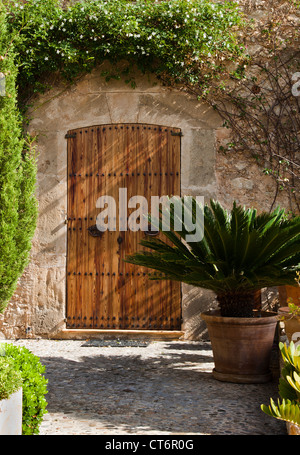 Porte rustique en cour, Majorque Banque D'Images