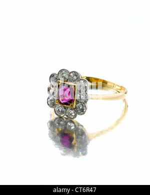 Myanmar birmane gold ruby ring "sang de pigeon" avec des diamants de couleur. Banque D'Images