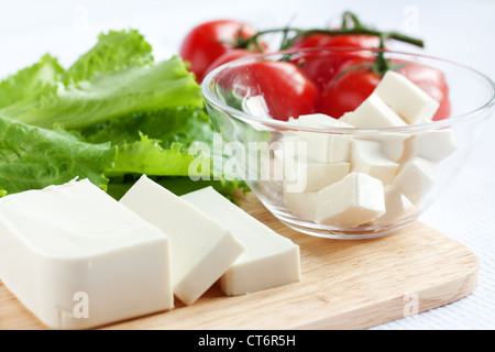 Tranches de fromage feta, grands et petits Banque D'Images