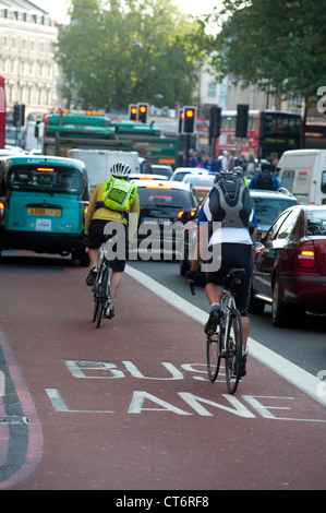 Les cyclistes à l'aide d'une voie réservée sur une rue encombrée à Londres, en Angleterre. Banque D'Images