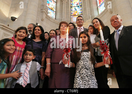 Famille luthérienne chrétienne avec nouveaux baptisés girl à l'Église luthérienne de Noël à Bethléem, Palestine, Cisjordanie Banque D'Images