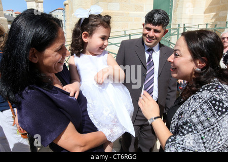 Famille luthérienne chrétienne avec nouveaux baptisés girl à l'Église luthérienne de Noël à Bethléem, Palestine, Cisjordanie Banque D'Images