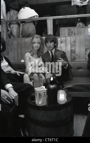 006134 - George Harrison & Pattie Boyd dans la sellerie, Londres en 1964 Banque D'Images