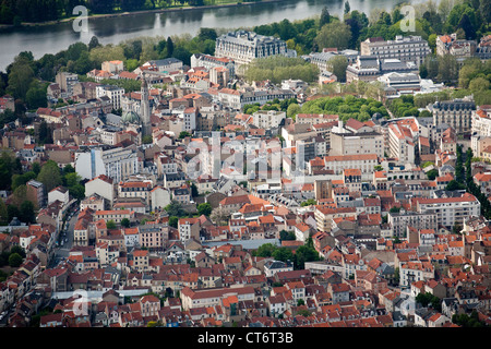 Une vue aérienne de Vichy (Allier - Auvergne - France). Au-dessus de Vichy. Banque D'Images