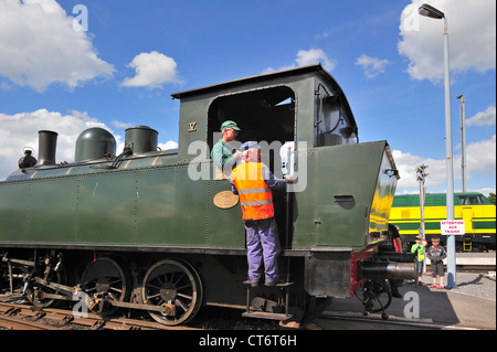 Conducteur de train à vapeur de conduite du moteur au dépôt du Chemin de fer à vapeur des Trois Vallées Mariembourg, à Belgique Banque D'Images