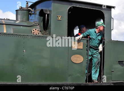 Conducteur de train à vapeur de conduite du moteur au dépôt du Chemin de fer à vapeur des Trois Vallées Mariembourg, à Belgique Banque D'Images