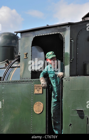 Conducteur de train à vapeur de conduite du moteur au dépôt du Chemin de fer à vapeur des Trois Vallées Mariembourg, à Belgique Banque D'Images