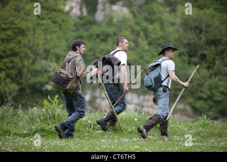 Trois hommes la randonnée sur le sentier du littoral du pays de Galles Banque D'Images