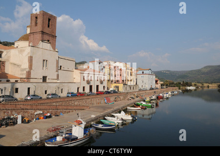 Vue sur le village de Bosa et le Temo, Sardaigne Banque D'Images