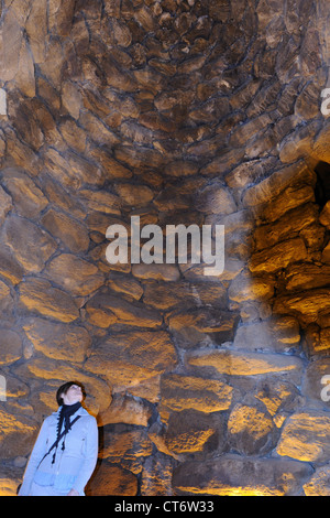 L'intérieur de la fille Nuraghe Losa, Cagliari, Sardaigne, Italie Banque D'Images