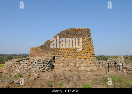 Vue sur le Nuraghe Losa, Sardaigne, Italie Banque D'Images