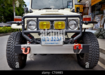 Toyota Land Cruiser. Calandre avant avec barre de taureau et groupe de phares sur un véhicule Toyota Land Cruiser modifié tout-terrain. Thaïlande Asie Banque D'Images