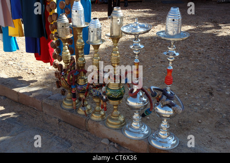 L'extérieur d'une boutique de souvenirs hookahs à Kom Ombo, Assouan, Egypte Banque D'Images