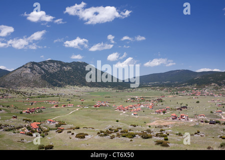 Petites maisons sur un petit plateau du Parnasse, montagne près de l'hiver de Arachova resort grec Banque D'Images