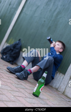 Que représentent un garçon de 12 ans montrant les problèmes de consommation d'alcool au Royaume-Uni Banque D'Images