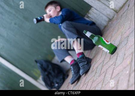 Que représentent un garçon de 12 ans montrant les problèmes de consommation d'alcool au Royaume-Uni Banque D'Images