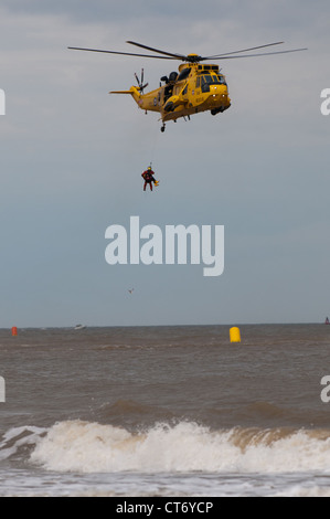 RAF Sea King de R-S de l'exécution d'une exercice de sauvetage en mer à Lowestoft Airshow 2012 Banque D'Images