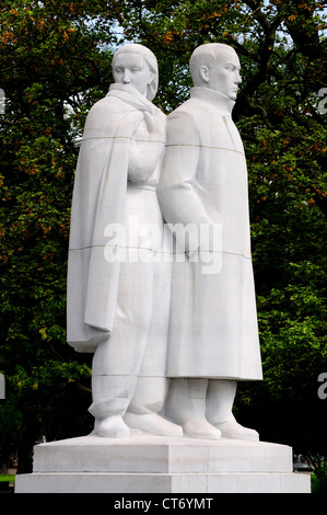Liège, Belgique. Monument national à la résistance dans le parc d'Avroy. Des chiffres représentant la résistance intellectuelle Banque D'Images