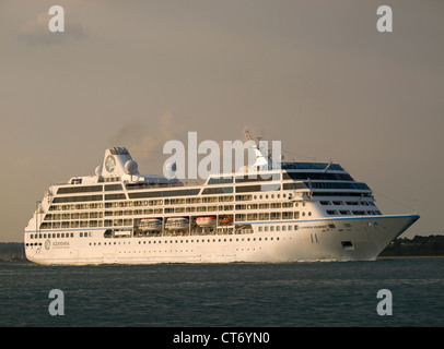 Bateau de croisière Azamara Journey quitter Southampton England UK Banque D'Images