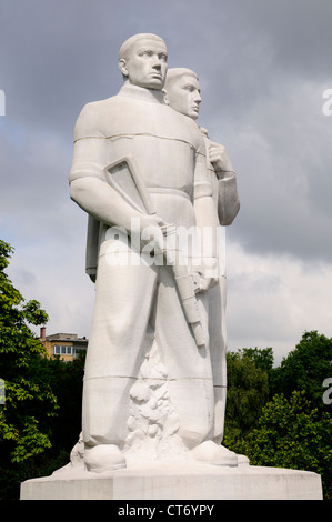 Liège, Belgique. Monument national à la résistance dans le parc d'Avroy. Des chiffres représentant la résistance armée Banque D'Images