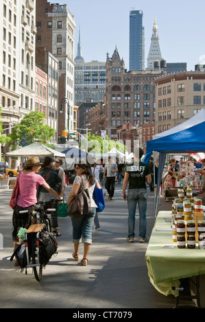 Un matin d'été au marché de producteurs de l'Union Square à New York, avec l'Empire State et rencontré Life bâtiments en arrière-plan. Banque D'Images