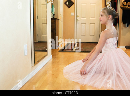 Une jeune fille practicing ballet à la maison à étudier dans le miroir. Banque D'Images