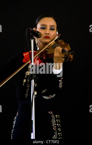 Université du Texas Pan American (UTPA) Mariachi Aztlán musicien, effectue au Smithsonian Folklife Festival 2012. Banque D'Images