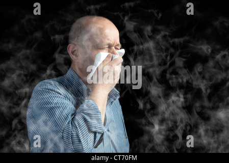 L'homme couvre sa bouche pour fumeurs Banque D'Images