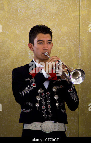 Université du Texas Pan American (UTPA) Mariachi Aztlán musicien, effectue au Smithsonian Folklife Festival 2012. Banque D'Images