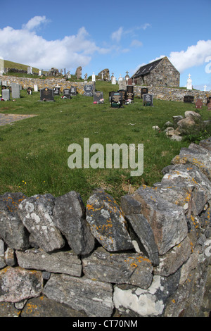 Île de Barra, Ecosse. Vue pittoresque de St Barr's Church cemetery à Cille Bharra avec la chapelle nord en arrière-plan. Banque D'Images