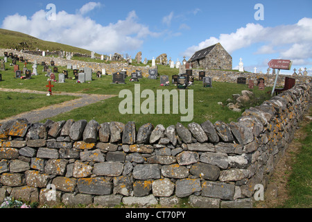 Île de Barra, Ecosse. Vue pittoresque de St Barr's Church cemetery à Cille Bharra avec la chapelle nord en arrière-plan. Banque D'Images