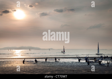 Un coucher de petits bateaux dans l'estuaire de la Clyde, au large de la plage de Prestwick, avec l'île d'Arran à l'horizon. L'Ayrshire, Ecosse. UK Banque D'Images