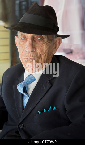 Los Angeles, Californie - Un homme âgé sur le trottoir à l'extérieur d'un magasin dans le quartier de la mode. Banque D'Images