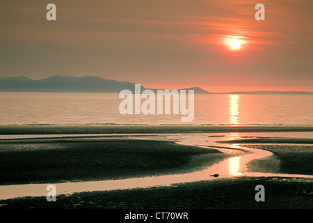 Coucher du soleil sur le Firth of Clyde à partir de la plage de Prestwick, avec le soleil sur l'île d'Arran, l'Ayrshire, Ecosse Banque D'Images