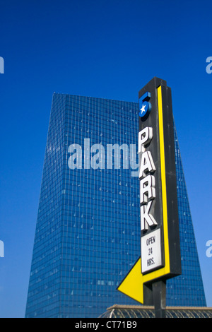 Parking panneau indiquant l'ACEI Moyeu Center conçu par César Pelli, près de 30th St Transportation Center - Philadelphie, PA Banque D'Images