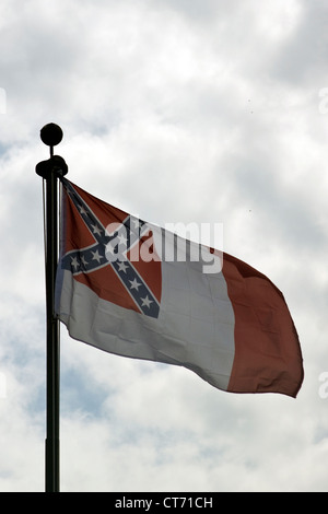 Un drapeau confédéré moderne au cimetière Hollywood historique de Richmond en Virginie. Banque D'Images