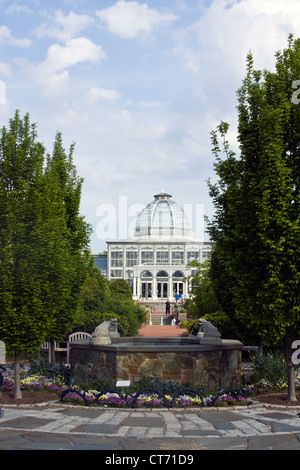 Lewis Ginter Botanical Garden et véranda en verre fontaine. Banque D'Images