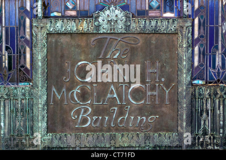 Vitraux Art Déco et signe sur l'embrasure de John H McClatchy Building - angle de 69 th & Marché St's dans la région de Darby, PA Banque D'Images