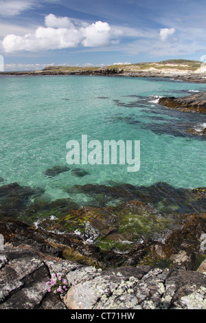 Île de Barra, Ecosse. Vue pittoresque de la côte ouest de la Barra, avec Sgeir Liath en arrière-plan. Banque D'Images