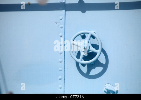 Robinet industriel roue sur fond bleu, personne ne Banque D'Images