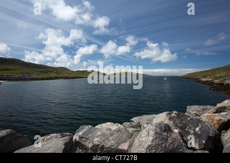 Île de Barra, Ecosse. Vue pittoresque sur les bateaux de pêche ancrés à Caolas Bhatarsaigh Vatersay inlet avec en arrière-plan. Banque D'Images