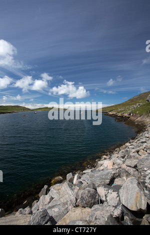 Île de Barra, Ecosse. Vue pittoresque sur les bateaux de pêche ancrés à Caolas Bhatarsaigh Vatersay inlet avec en arrière-plan. Banque D'Images