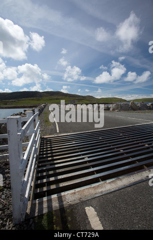 Isle of Barra Vatersay et, en Ecosse. Vue panoramique sur la chaussée jouxtant l'île de Barra Vatersay avec. Banque D'Images