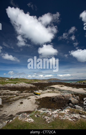 Île de Barra, Ecosse. Vue pittoresque d'un petit bateau de pêche jaune sur la côte est de Barra à Earsairidh. Banque D'Images