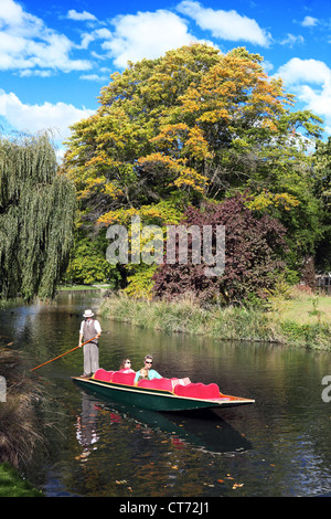 Un couple prend une croisière panoramique dans un punt sur la rivière Avon à Christchurch. Banque D'Images