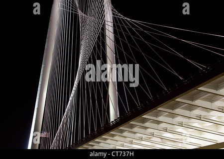 La nouvelle (2012) Margaret Hunt Hill bridge, conçu par Santiago Calatrava, à Dallas, au Texas. Banque D'Images