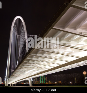 Le nouveau (2012) Margaret Hunt Hill bridge, conçu par Santiago Calatrava, avec les lumières de la nuit, de Dallas au Texas dans l'arrière-plan. Banque D'Images